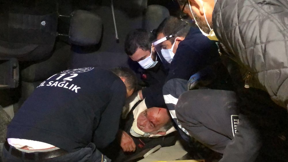 Otomobilin çarptığı hafif ticari araçta sıkışan yaralı, itfaiye ekiplerince kurtarıldı