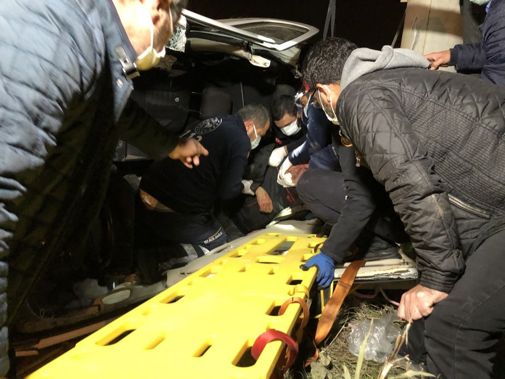 Otomobilin çarptığı hafif ticari araçta sıkışan yaralı, itfaiye ekiplerince kurtarıldı