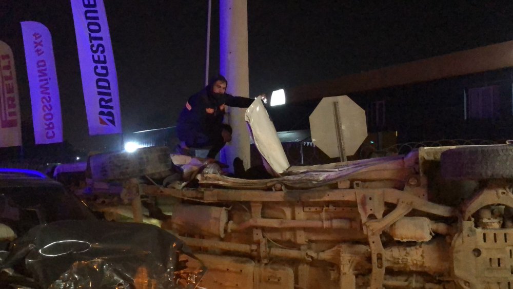 Otomobilin çarptığı hafif ticari araçta sıkışan yaralı, itfaiye ekiplerince kurtarıldı