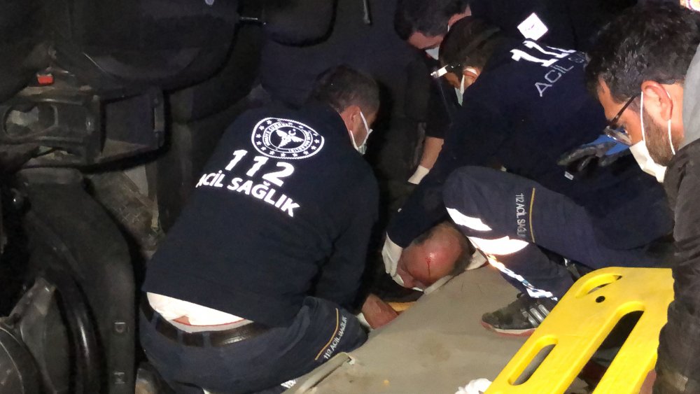 Otomobilin çarptığı hafif ticari araçta sıkışan yaralı, itfaiye ekiplerince kurtarıldı