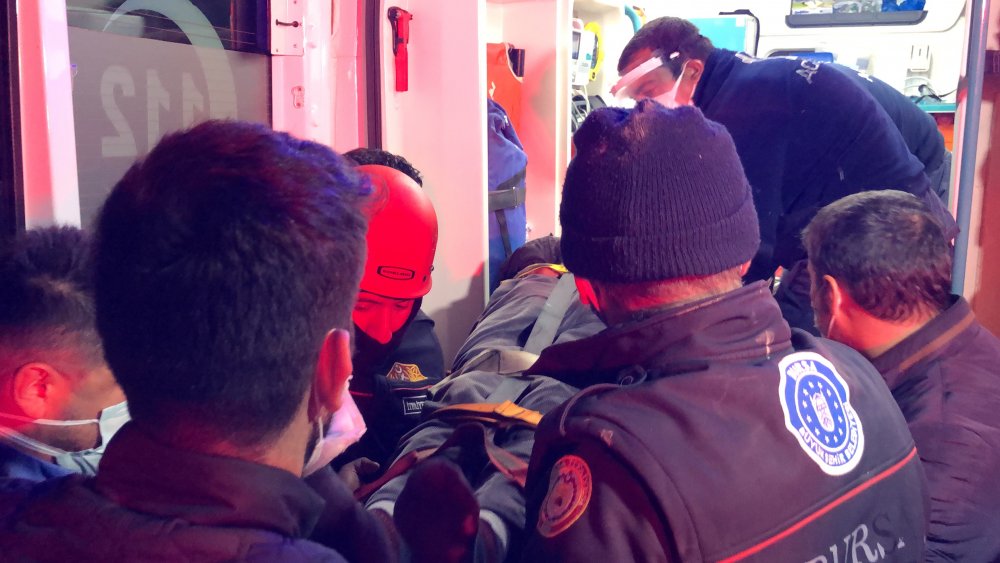 Otomobilin çarptığı hafif ticari araçta sıkışan yaralı, itfaiye ekiplerince kurtarıldı
