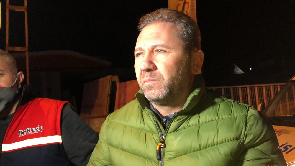 Otomobilin çarptığı hafif ticari araçta sıkışan yaralı, itfaiye ekiplerince kurtarıldı