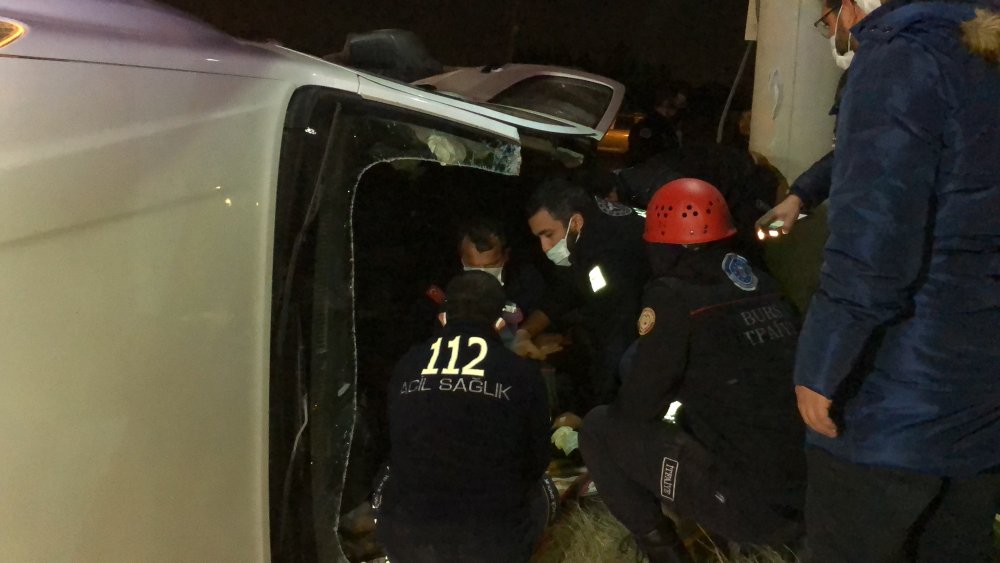 Otomobilin çarptığı hafif ticari araçta sıkışan yaralı, itfaiye ekiplerince kurtarıldı