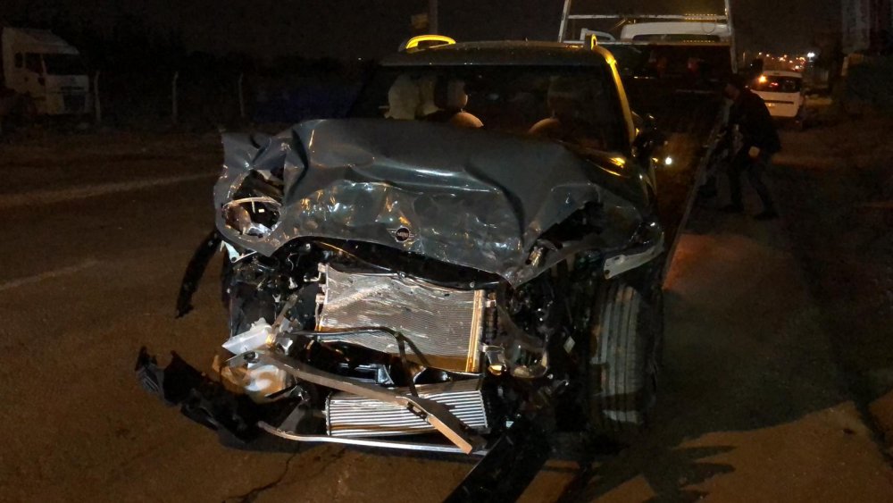 Otomobilin çarptığı hafif ticari araçta sıkışan yaralı, itfaiye ekiplerince kurtarıldı