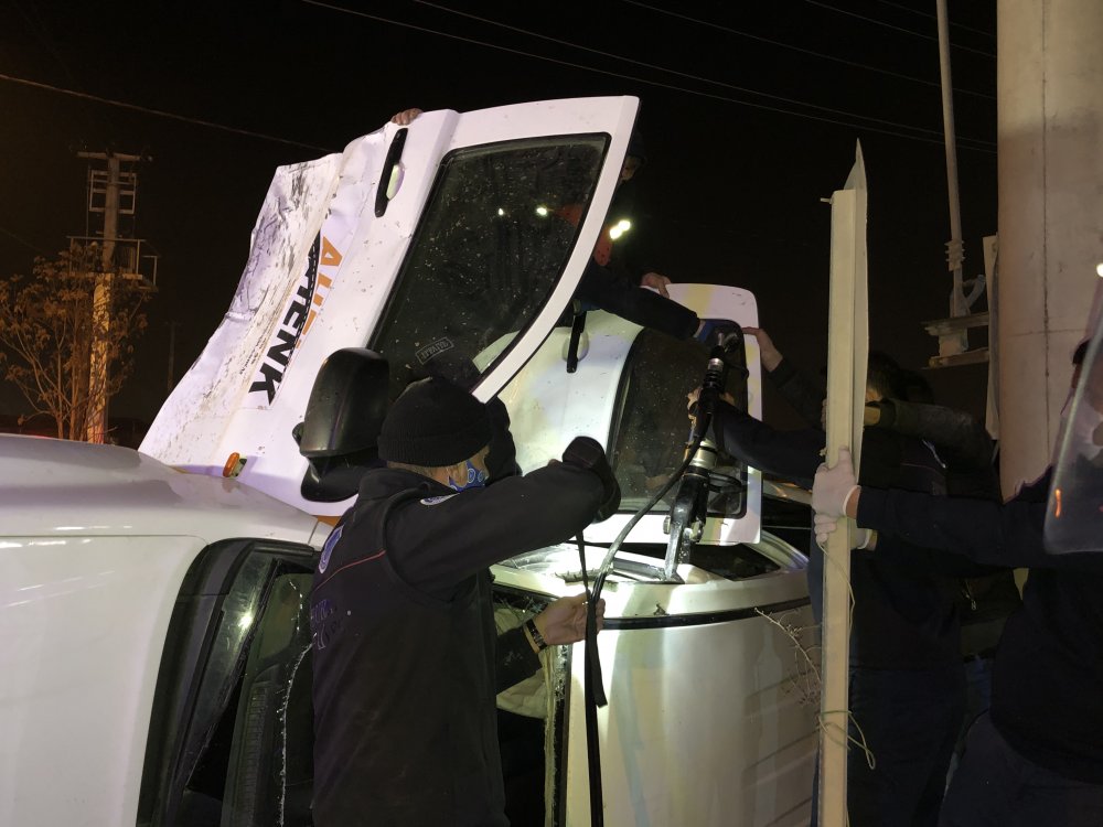 Otomobilin çarptığı hafif ticari araçta sıkışan yaralı, itfaiye ekiplerince kurtarıldı
