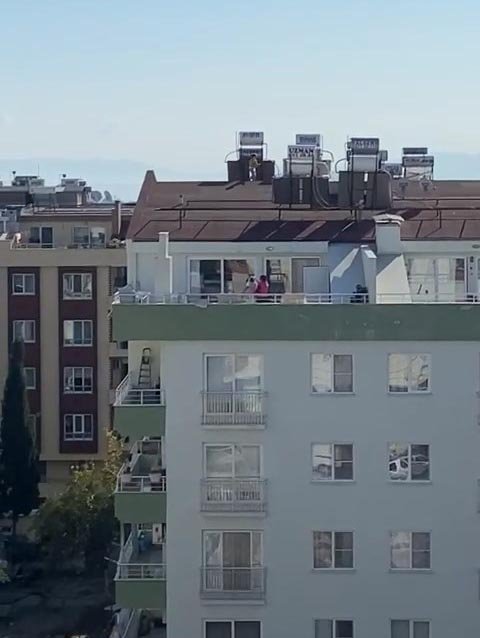 5 katlı binanın çatısında korkutan oyun