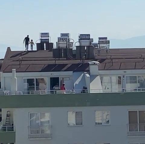 5 katlı binanın çatısında korkutan oyun