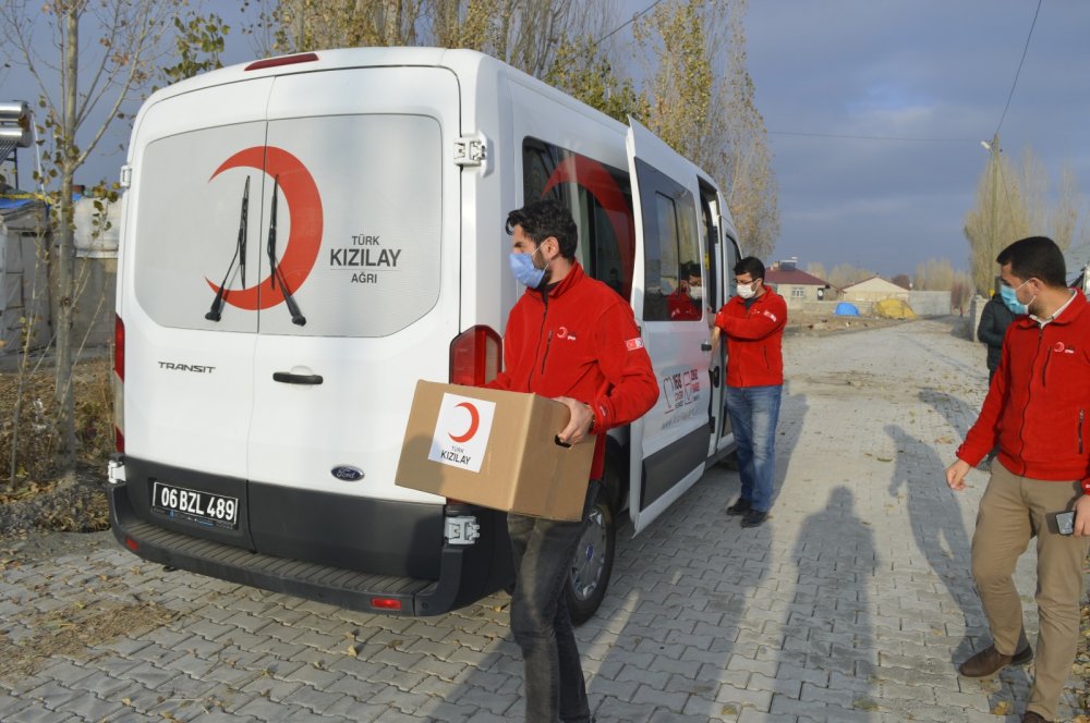 Ağrı'da Kızılay'dan kısıtlamada ihtiyaç sahiplerine yardım kolisi