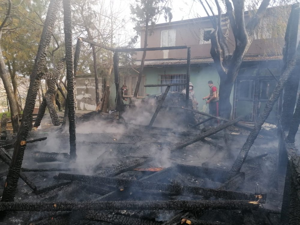 Çardakta başlayan yangın, camiye sıçrayınca