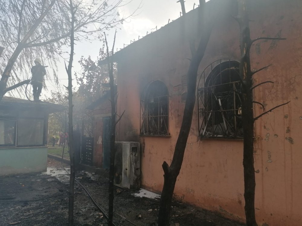 Çardakta başlayan yangın, camiye sıçrayınca