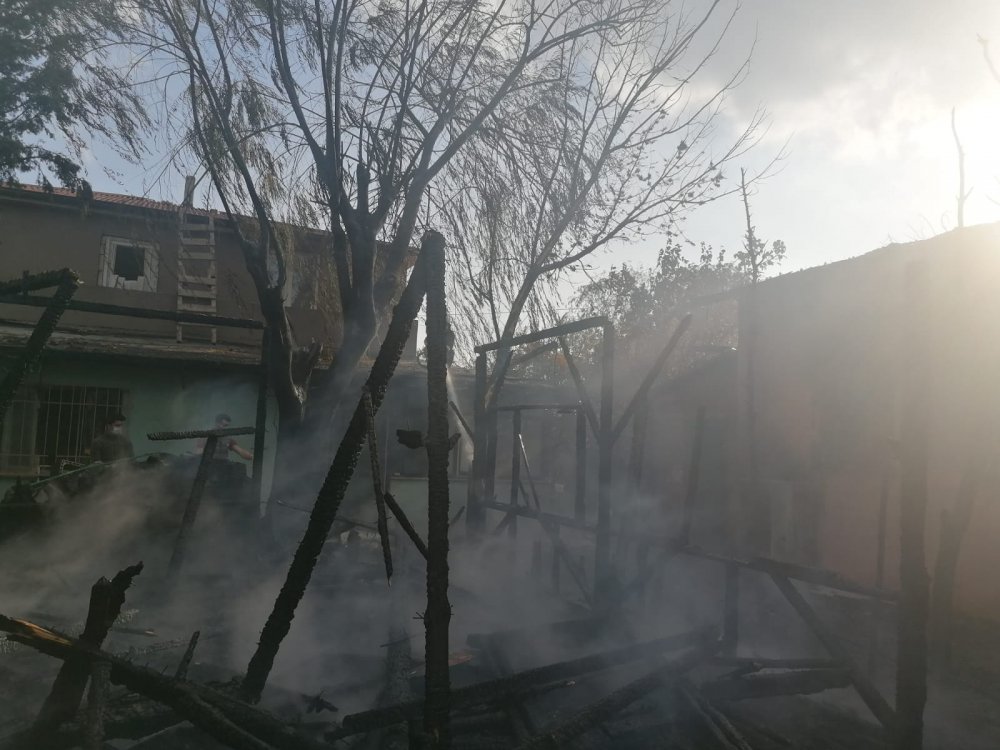 Çardakta başlayan yangın, camiye sıçrayınca
