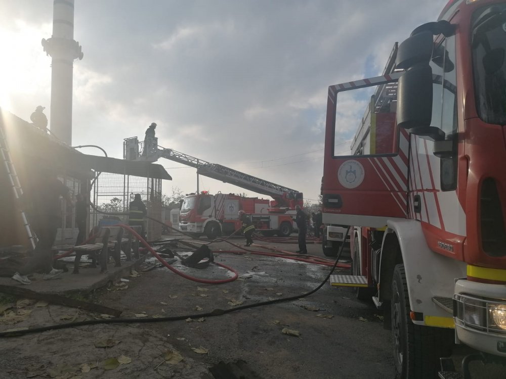 Çardakta başlayan yangın, camiye sıçrayınca