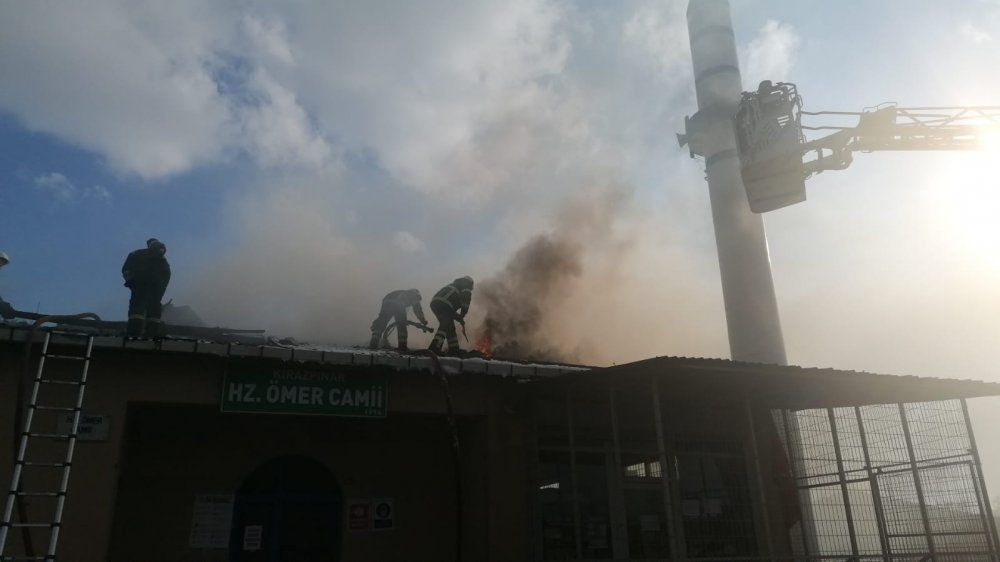 Çardakta başlayan yangın, camiye sıçrayınca