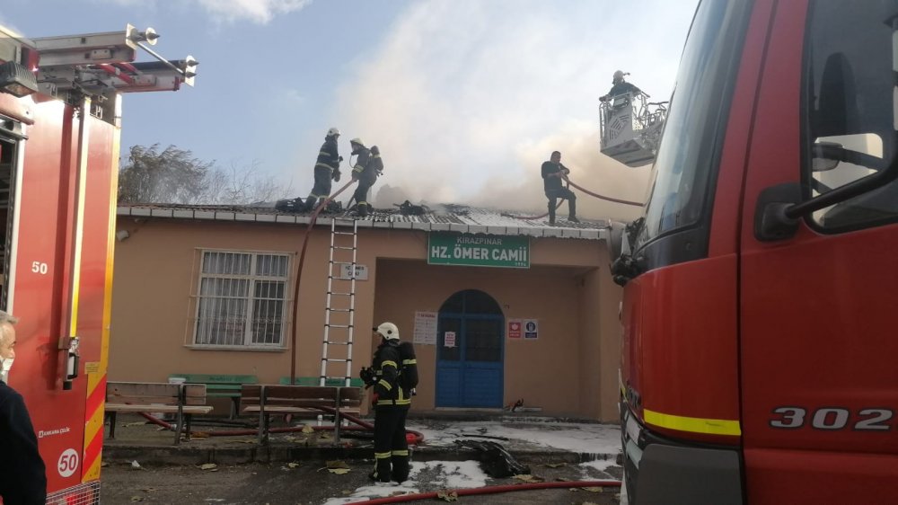 Çardakta başlayan yangın, camiye sıçrayınca