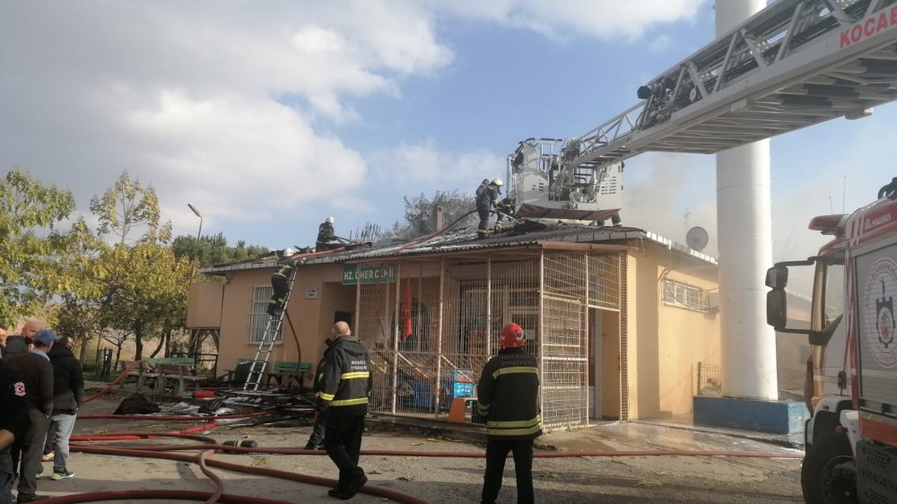 Çardakta başlayan yangın, camiye sıçrayınca