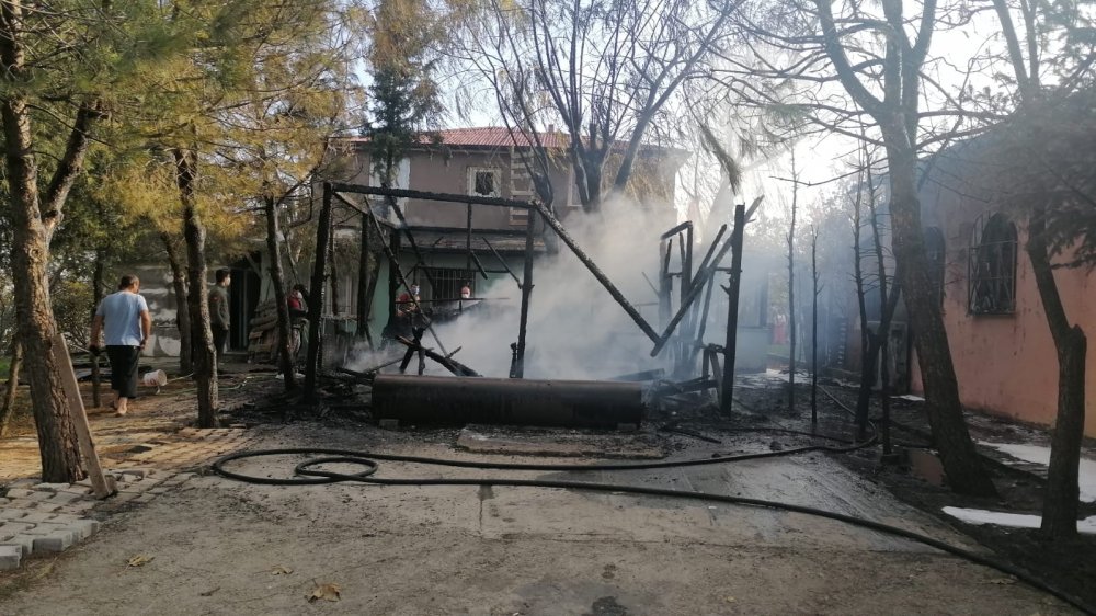 Çardakta başlayan yangın, camiye sıçrayınca