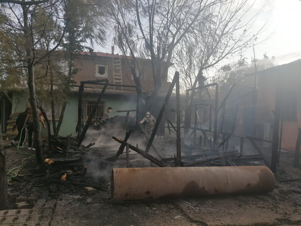 Çardakta başlayan yangın, camiye sıçrayınca