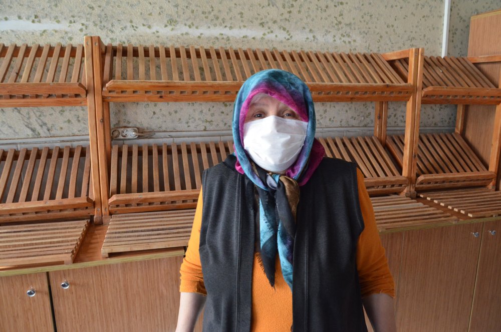 Cerrahi maskeli ve eldivenli hırsız, fırın kamerasında