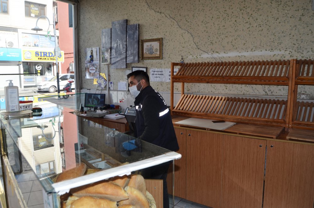 Cerrahi maskeli ve eldivenli hırsız, fırın kamerasında