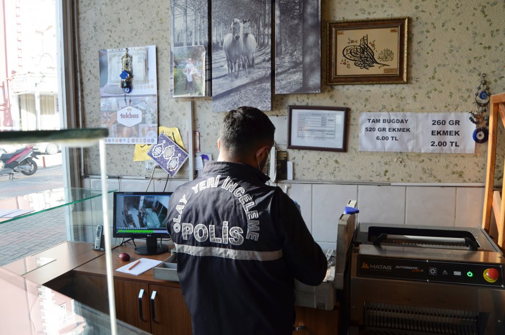 Cerrahi maskeli ve eldivenli hırsız, fırın kamerasında