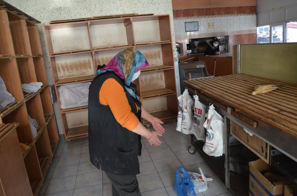 Cerrahi maskeli ve eldivenli hırsız, fırın kamerasında