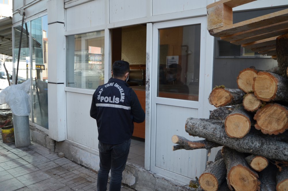 Cerrahi maskeli ve eldivenli hırsız, fırın kamerasında