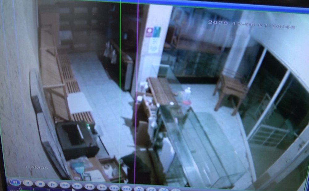 Cerrahi maskeli ve eldivenli hırsız, fırın kamerasında