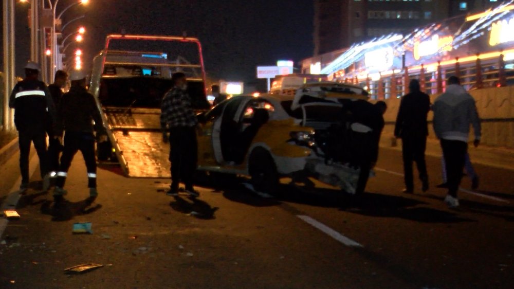 Diyarbakır'da kazaya müdahale eden polise otomobil çarptı: 1'i polis 5 yaralı