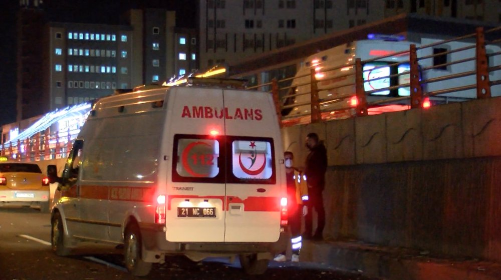 Diyarbakır'da kazaya müdahale eden polise otomobil çarptı: 1'i polis 5 yaralı