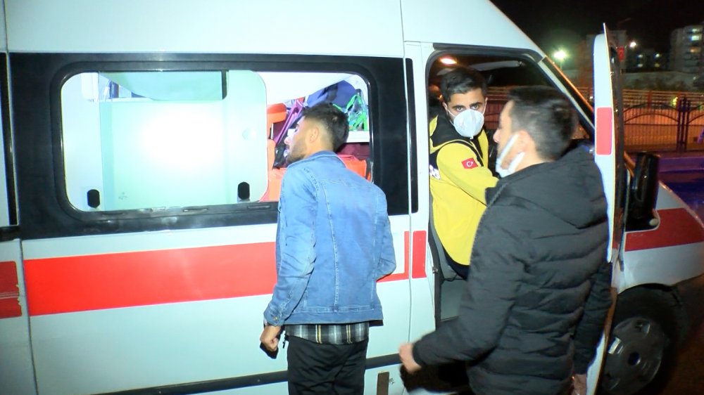 Diyarbakır'da kazaya müdahale eden polise otomobil çarptı: 1'i polis 5 yaralı