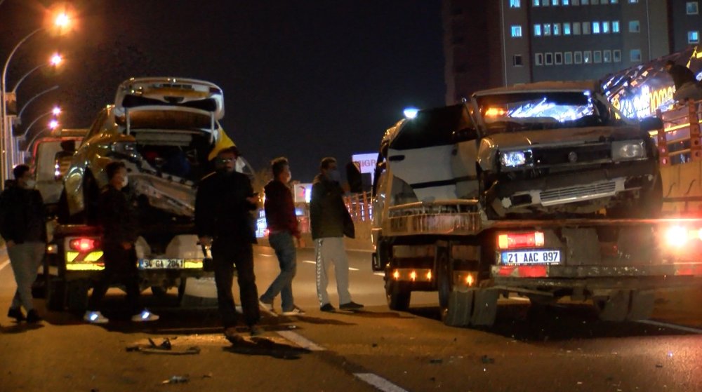 Diyarbakır'da kazaya müdahale eden polise otomobil çarptı: 1'i polis 5 yaralı