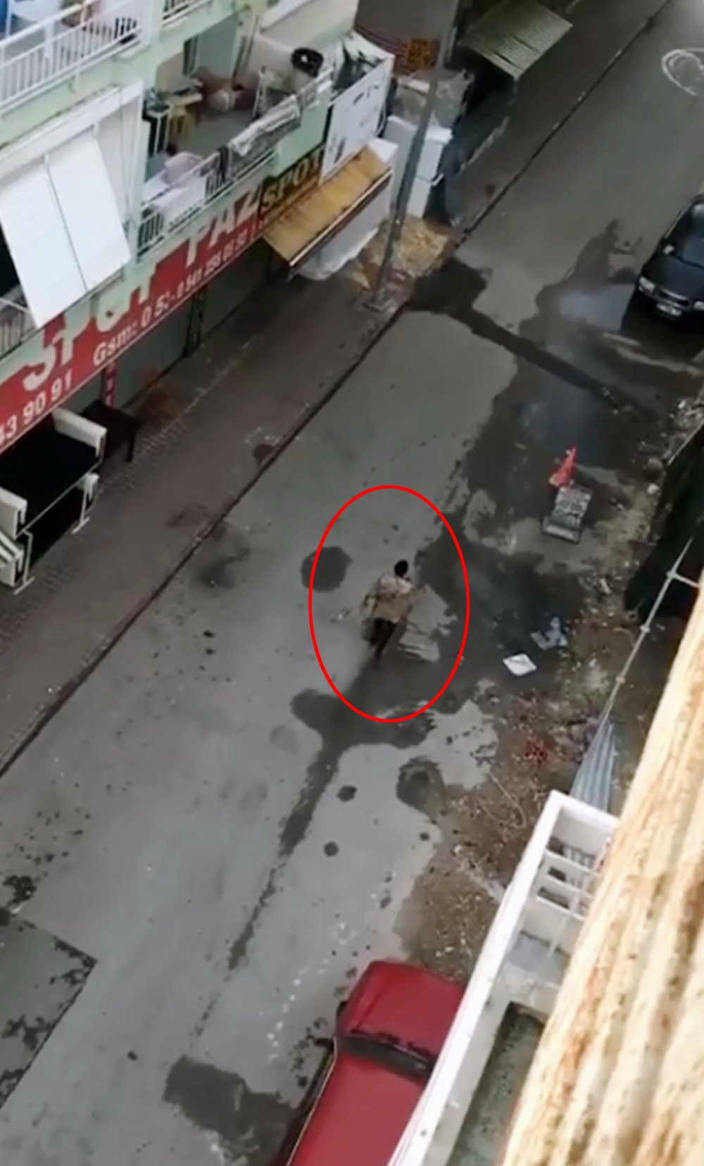 Eski kız arkadaşının evlendiğini öğrenince, yoldaki otomobillerin camını kırdı