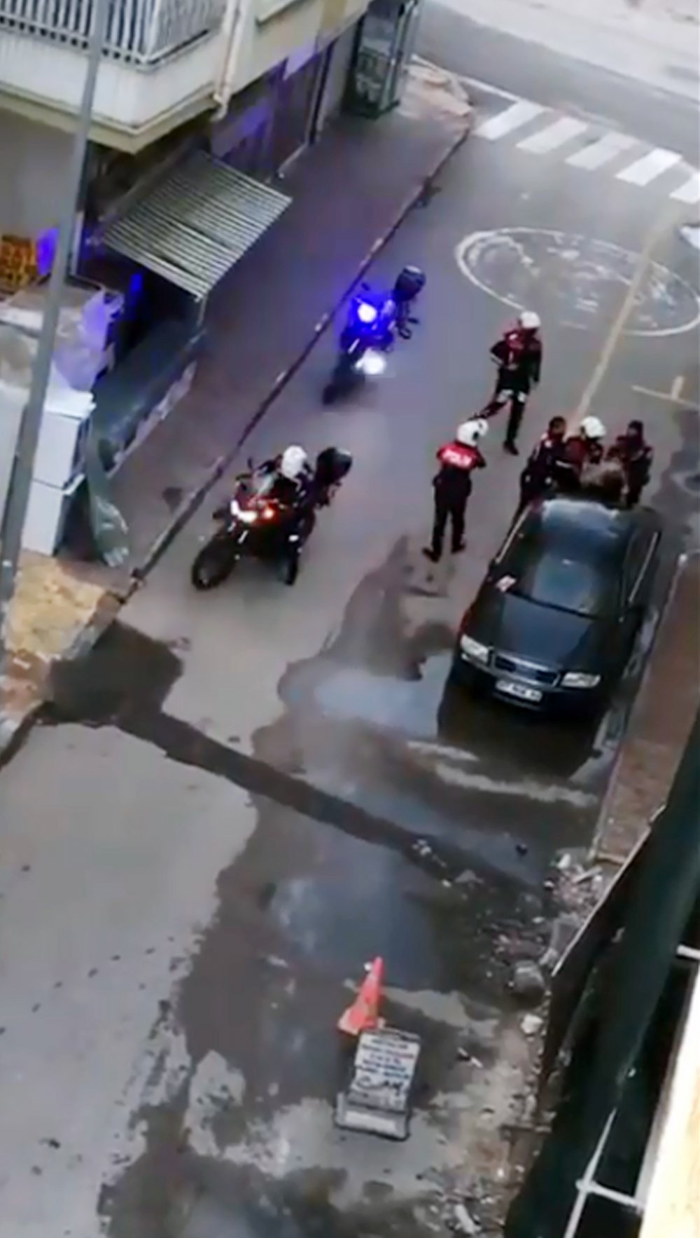 Eski kız arkadaşının evlendiğini öğrenince, yoldaki otomobillerin camını kırdı