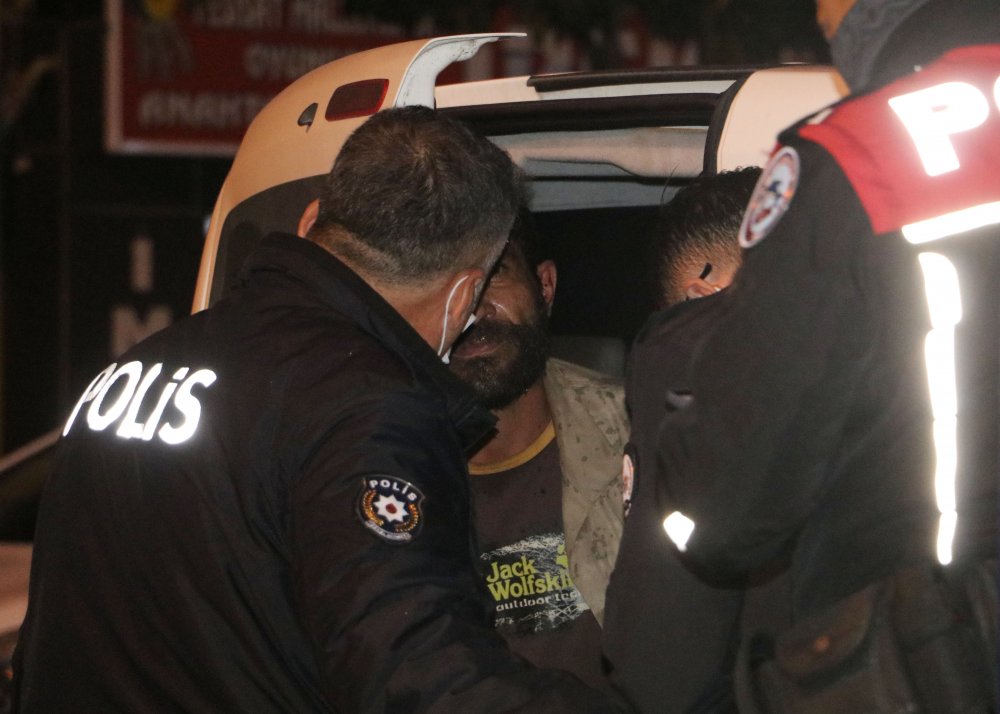 Eski kız arkadaşının evlendiğini öğrenince, yoldaki otomobillerin camını kırdı