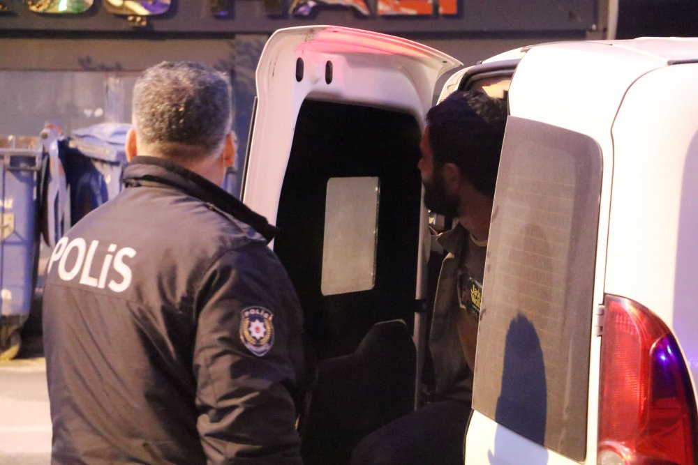 Eski kız arkadaşının evlendiğini öğrenince, yoldaki otomobillerin camını kırdı