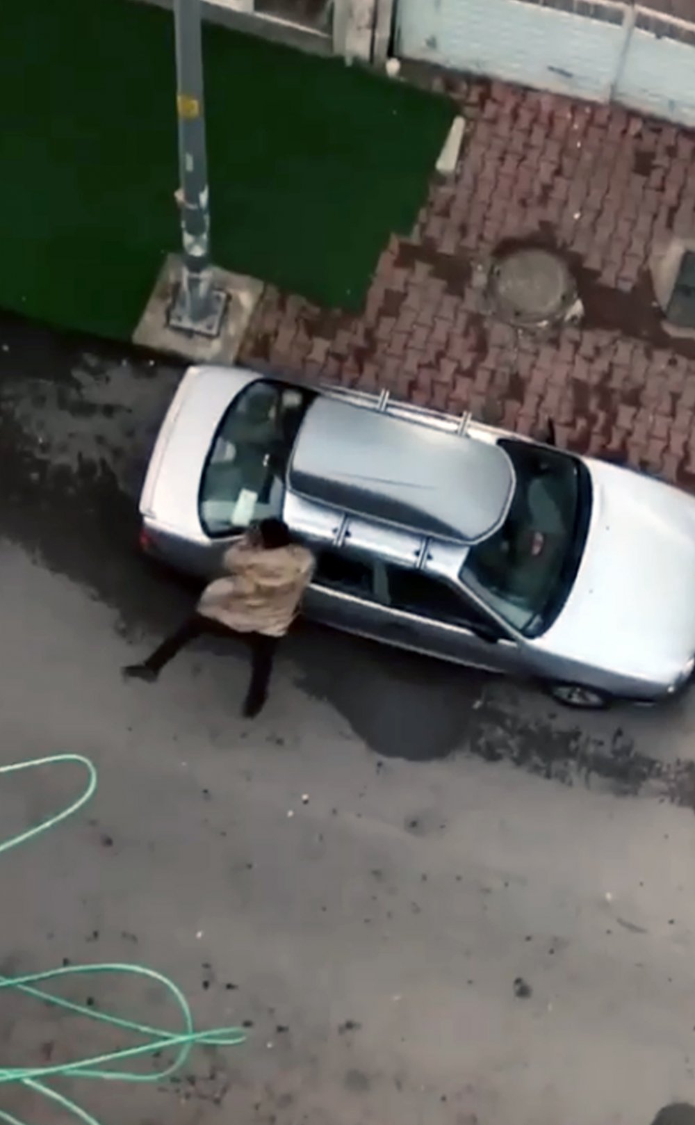 Eski kız arkadaşının evlendiğini öğrenince, yoldaki otomobillerin camını kırdı