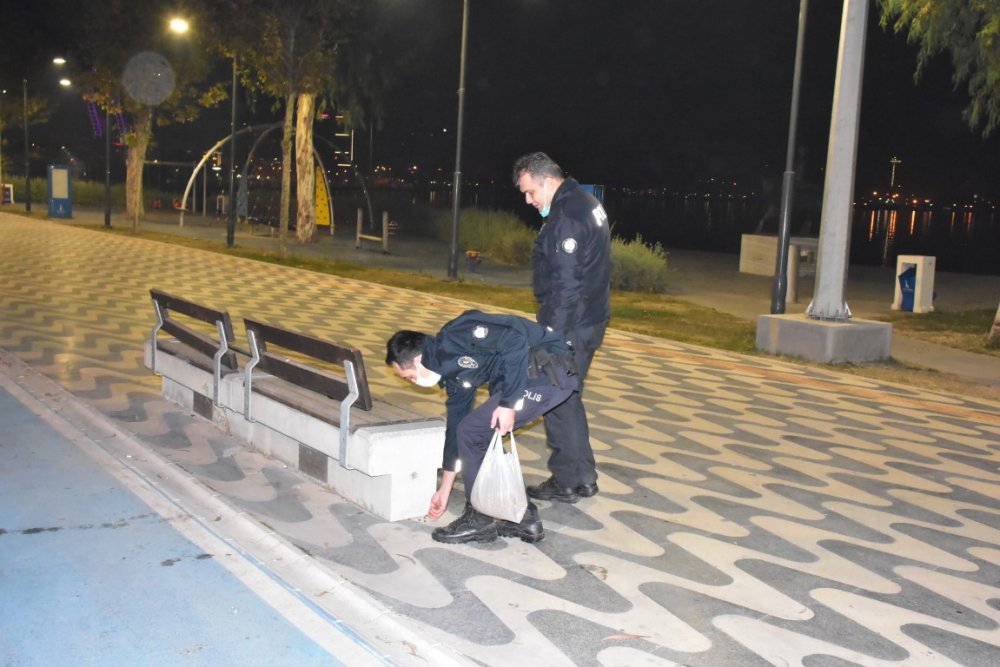 İzmir polisi, kısıtlamada sokak hayvanlarını unutmadı