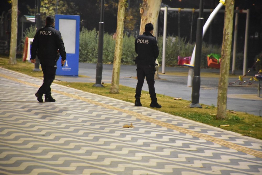 İzmir polisi, kısıtlamada sokak hayvanlarını unutmadı