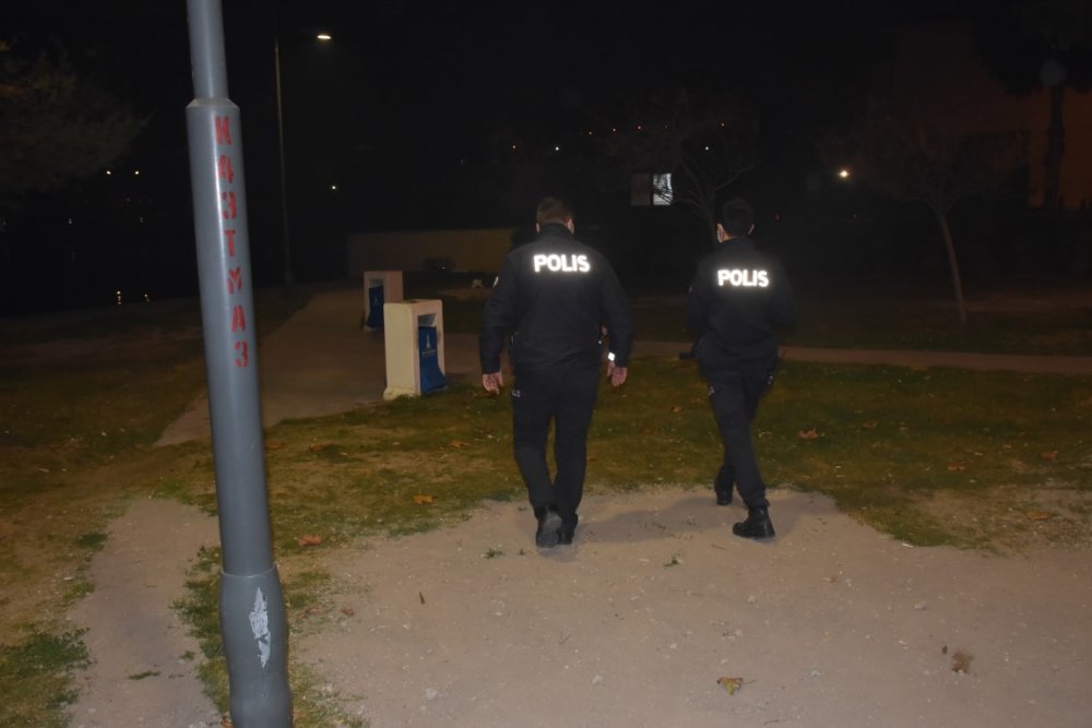 İzmir polisi, kısıtlamada sokak hayvanlarını unutmadı