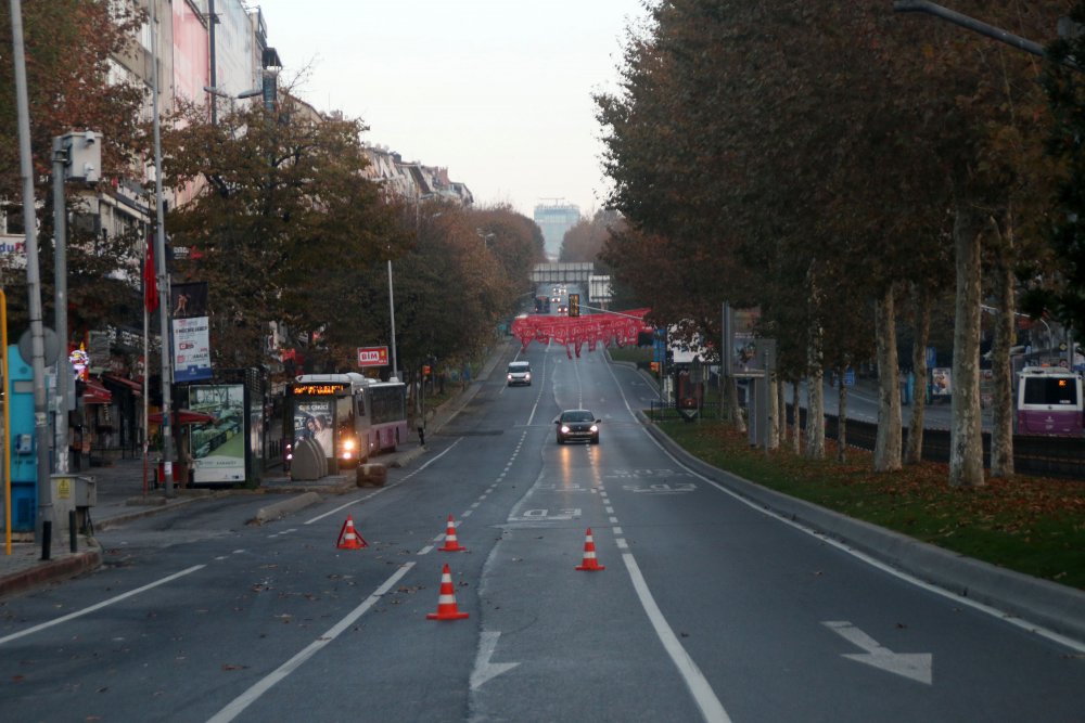Kısıtlamanın ikinci gününde meydanlar ve yollar boş kaldı