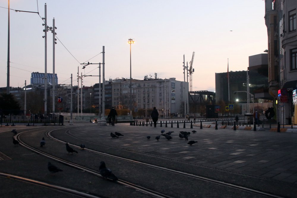 Kısıtlamanın ikinci gününde meydanlar ve yollar boş kaldı