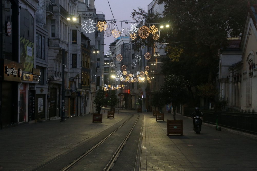 Kısıtlamanın ikinci gününde meydanlar ve yollar boş kaldı