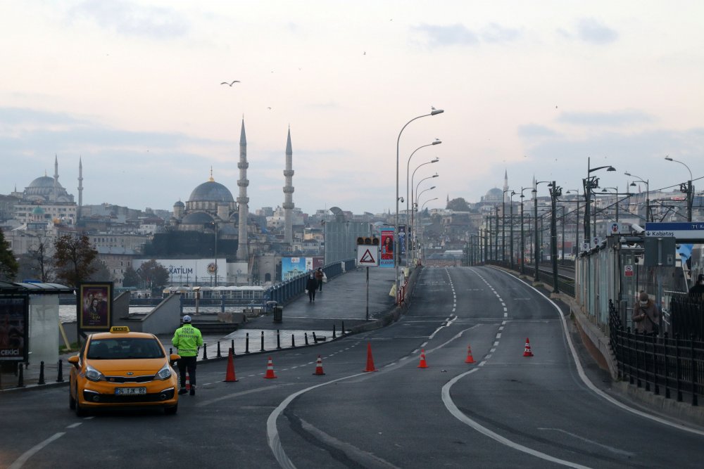 Kısıtlamanın ikinci gününde meydanlar ve yollar boş kaldı