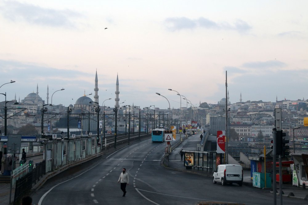 Kısıtlamanın ikinci gününde meydanlar ve yollar boş kaldı