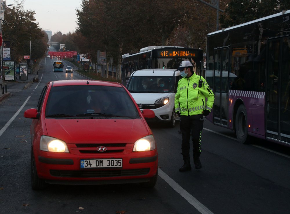 Kısıtlamanın ikinci gününde meydanlar ve yollar boş kaldı