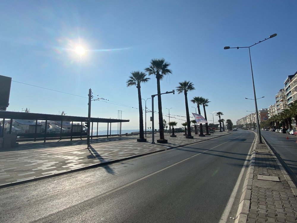 Kısıtlamanın son gününde İzmir'in boş meydanları havadan görüntülendi