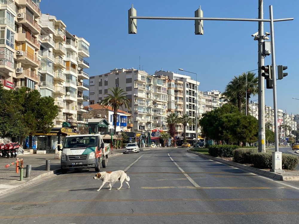Kısıtlamanın son gününde İzmir'in boş meydanları havadan görüntülendi