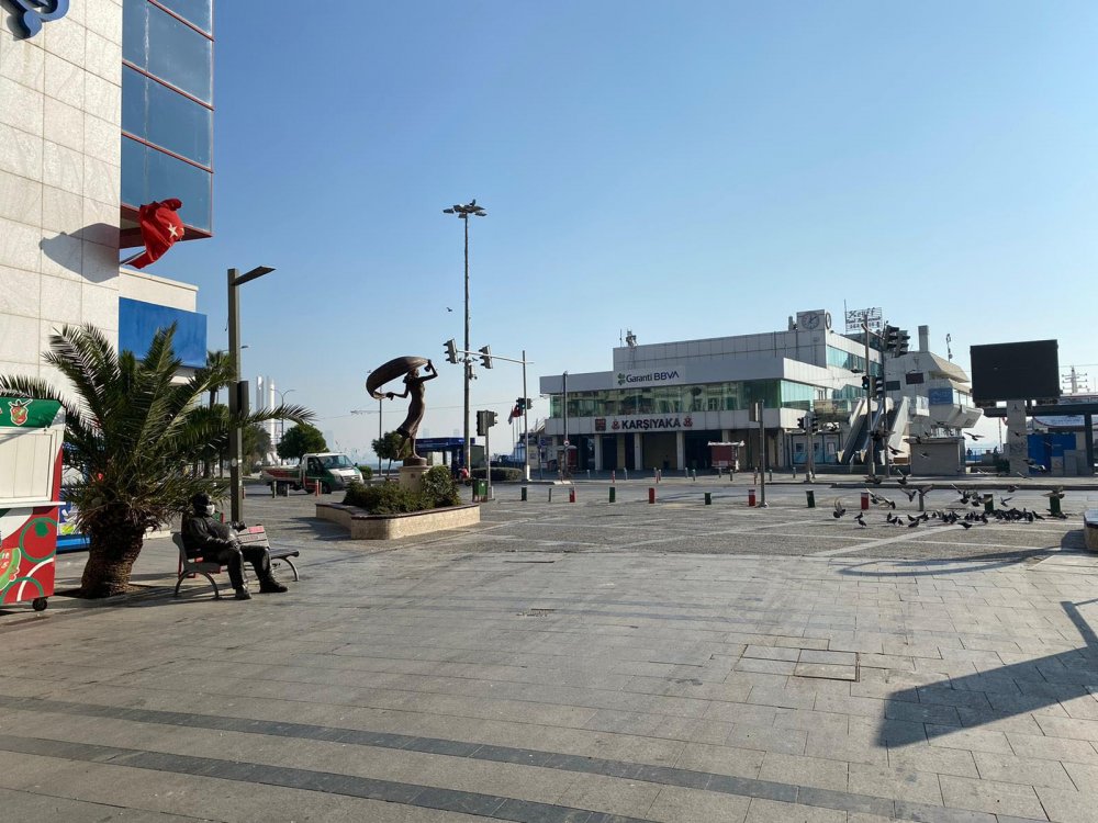 Kısıtlamanın son gününde İzmir'in boş meydanları havadan görüntülendi