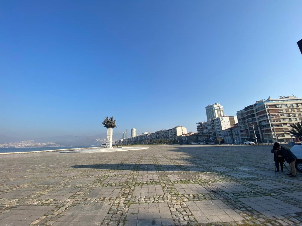 Kısıtlamanın son gününde İzmir'in boş meydanları havadan görüntülendi