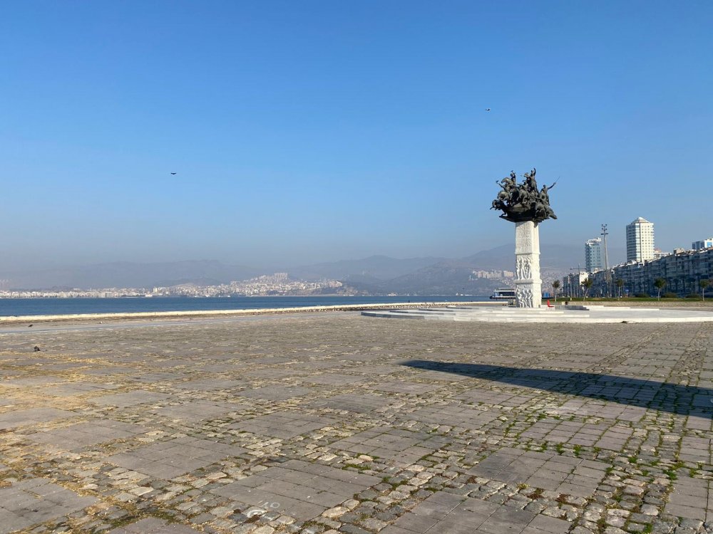 Kısıtlamanın son gününde İzmir'in boş meydanları havadan görüntülendi